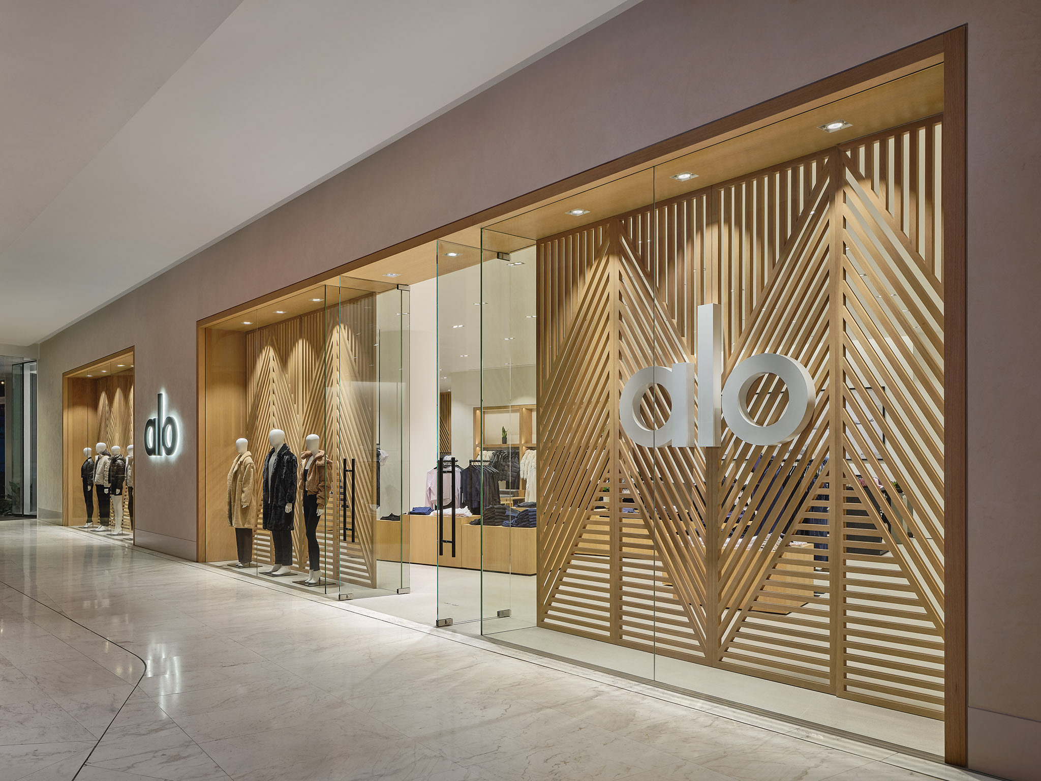 PIMPLUS PR - alo Yoga Store EmQuartier 1