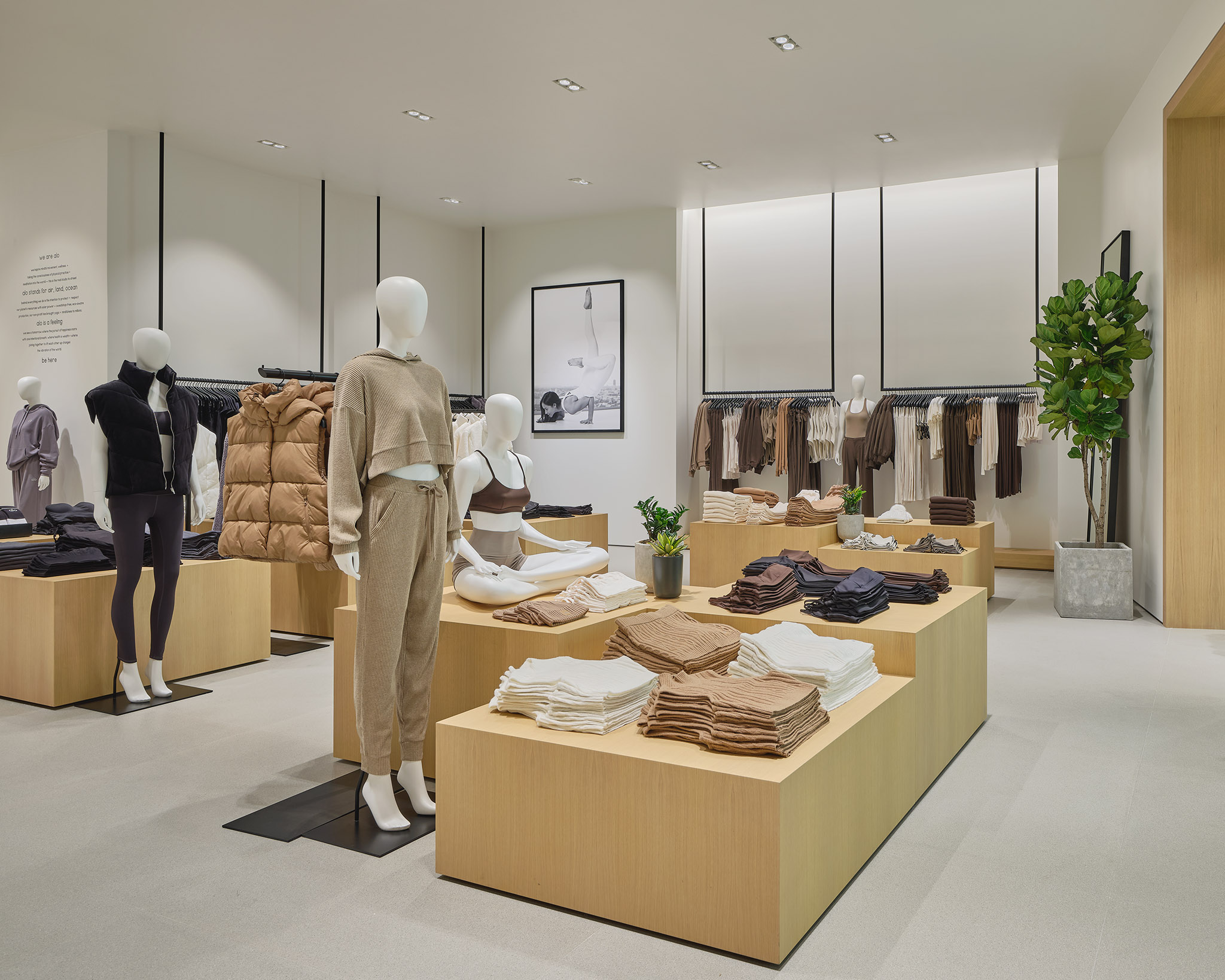 PIMPLUS PR - alo Yoga Store EmQuartier 13
