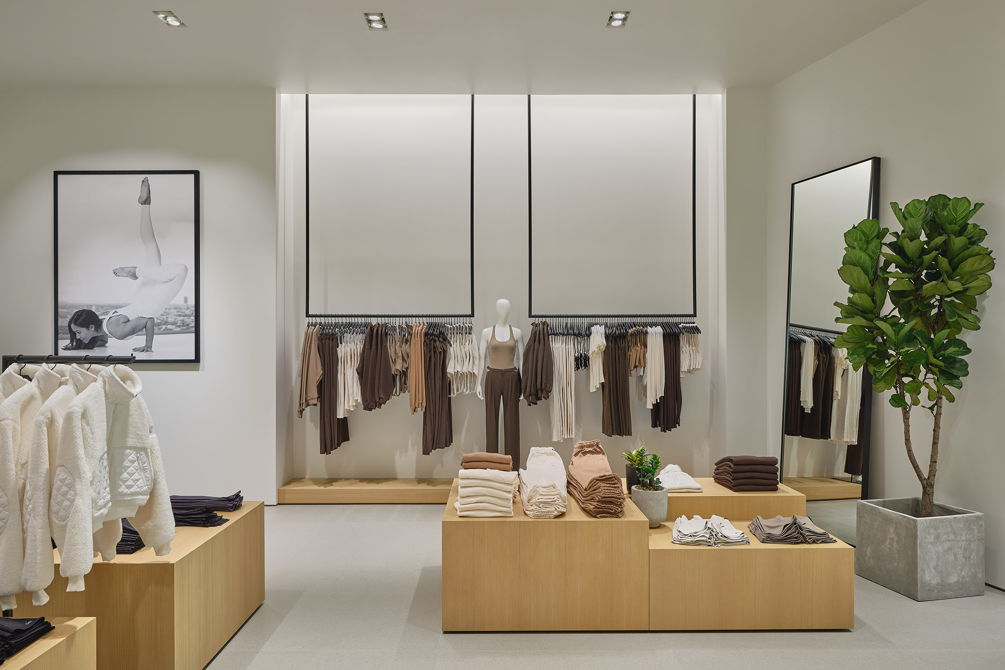 PIMPLUS PR - alo Yoga Store EmQuartier 14