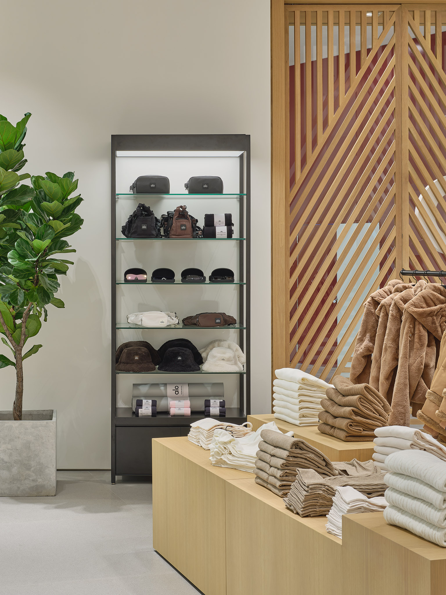 PIMPLUS PR - alo Yoga Store EmQuartier 18