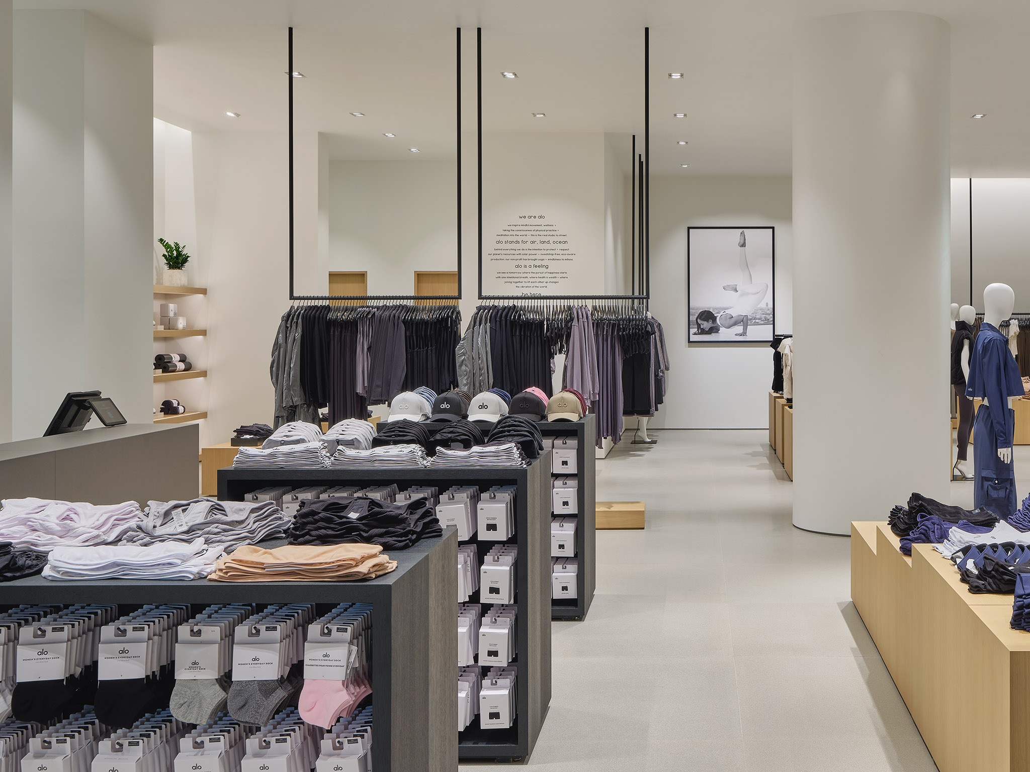 PIMPLUS PR - alo Yoga Store EmQuartier 19