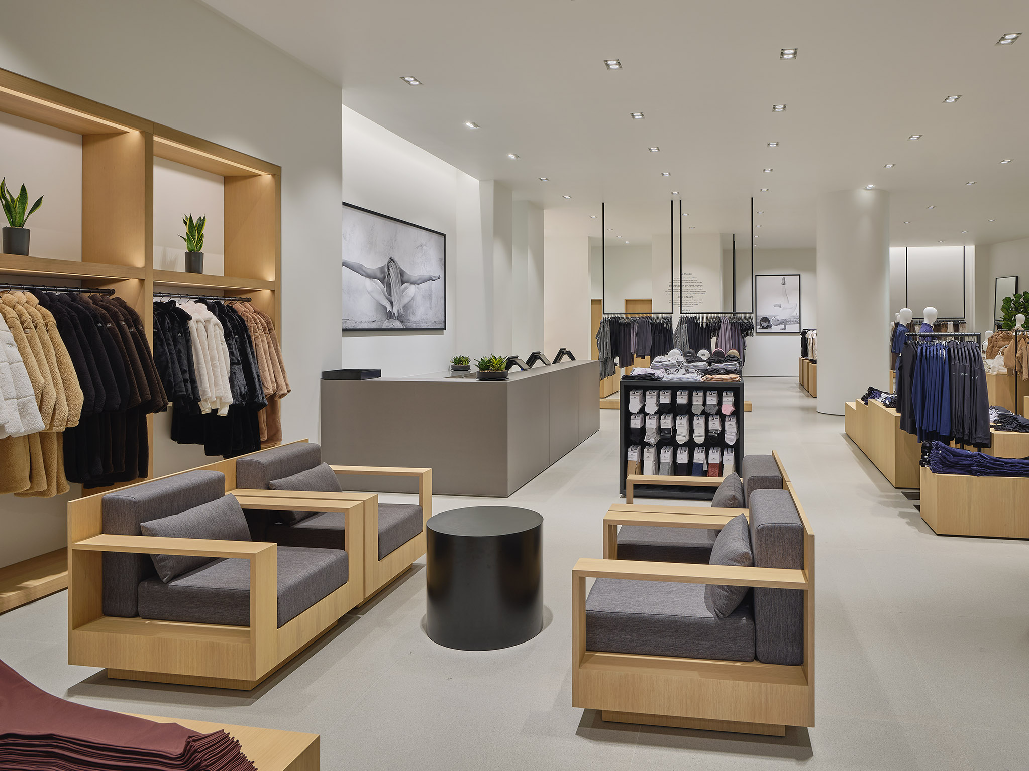 PIMPLUS PR - alo Yoga Store EmQuartier 20