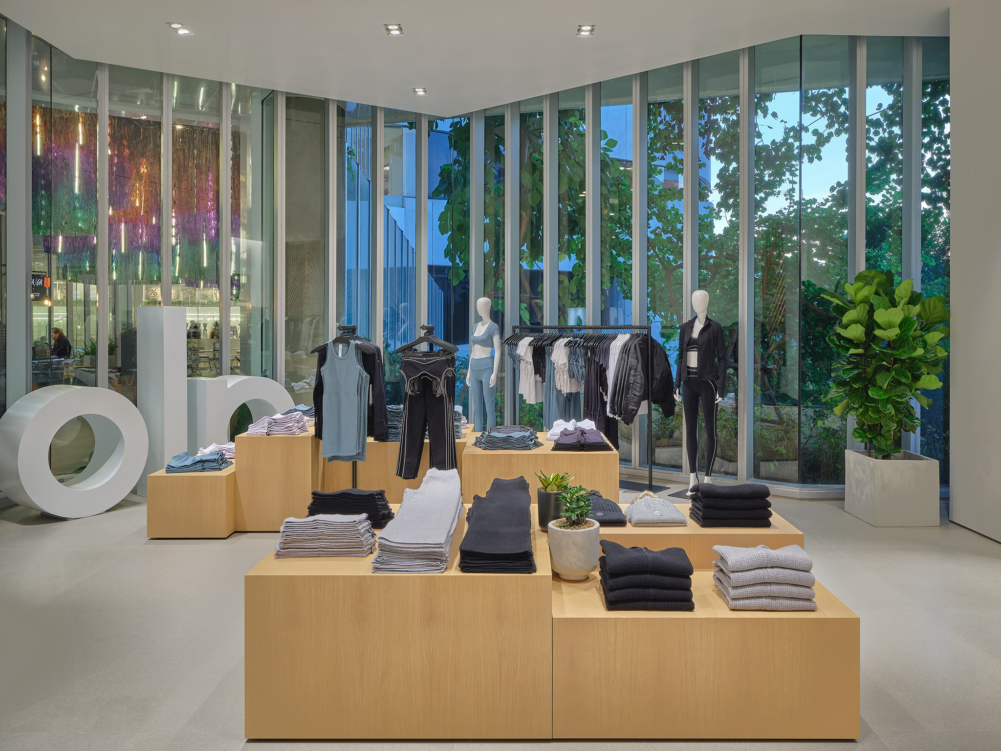 PIMPLUS PR - alo Yoga Store EmQuartier 6