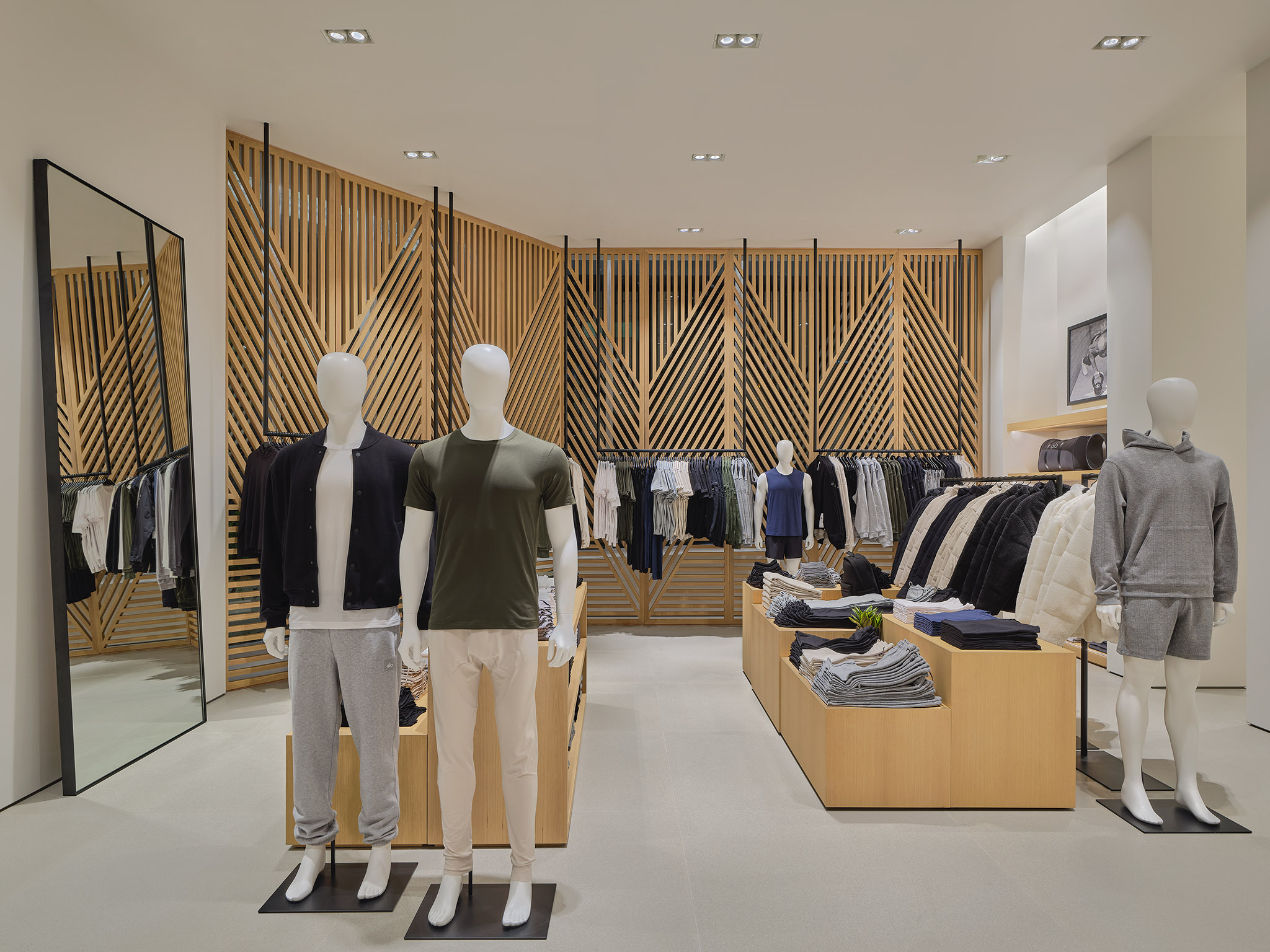 PIMPLUS PR - alo Yoga Store EmQuartier 8