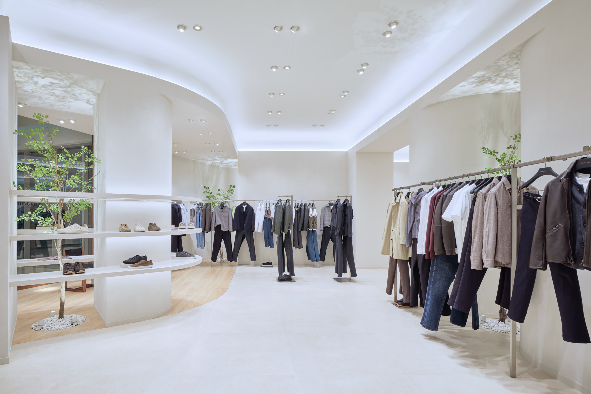 241009 Massimo Dutti Central Embassy 12A