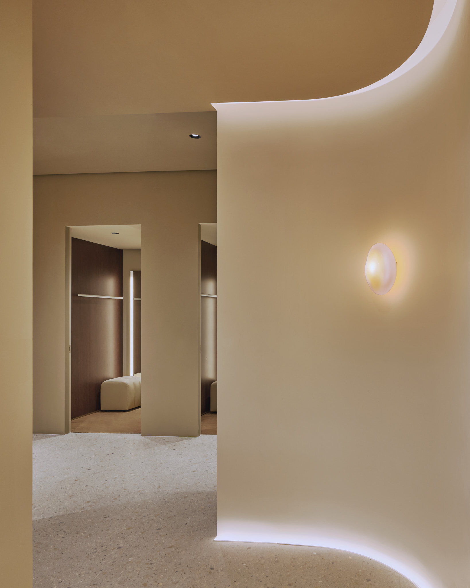 251030 COS store ICONSIAM 17