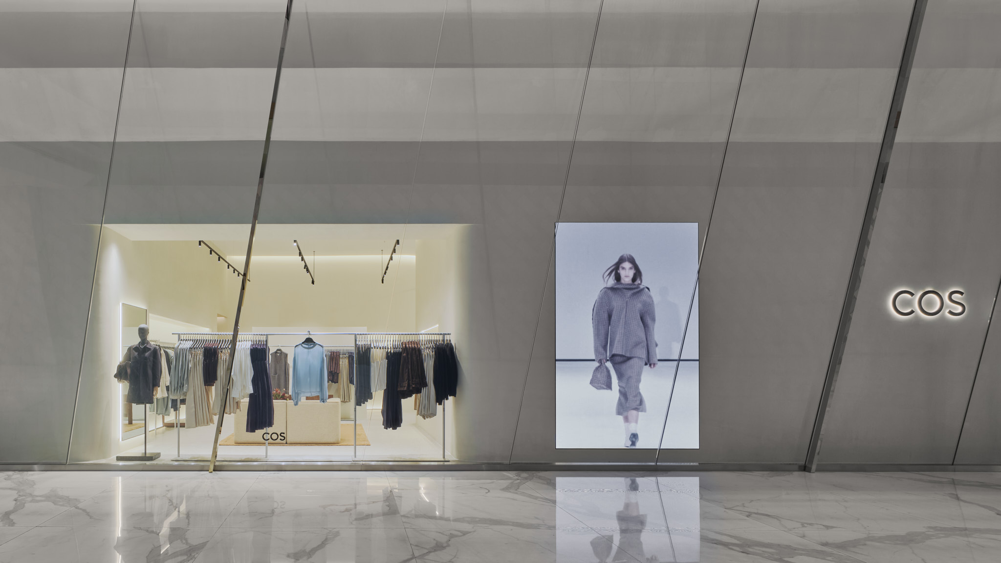 251030 COS store ICONSIAM 2