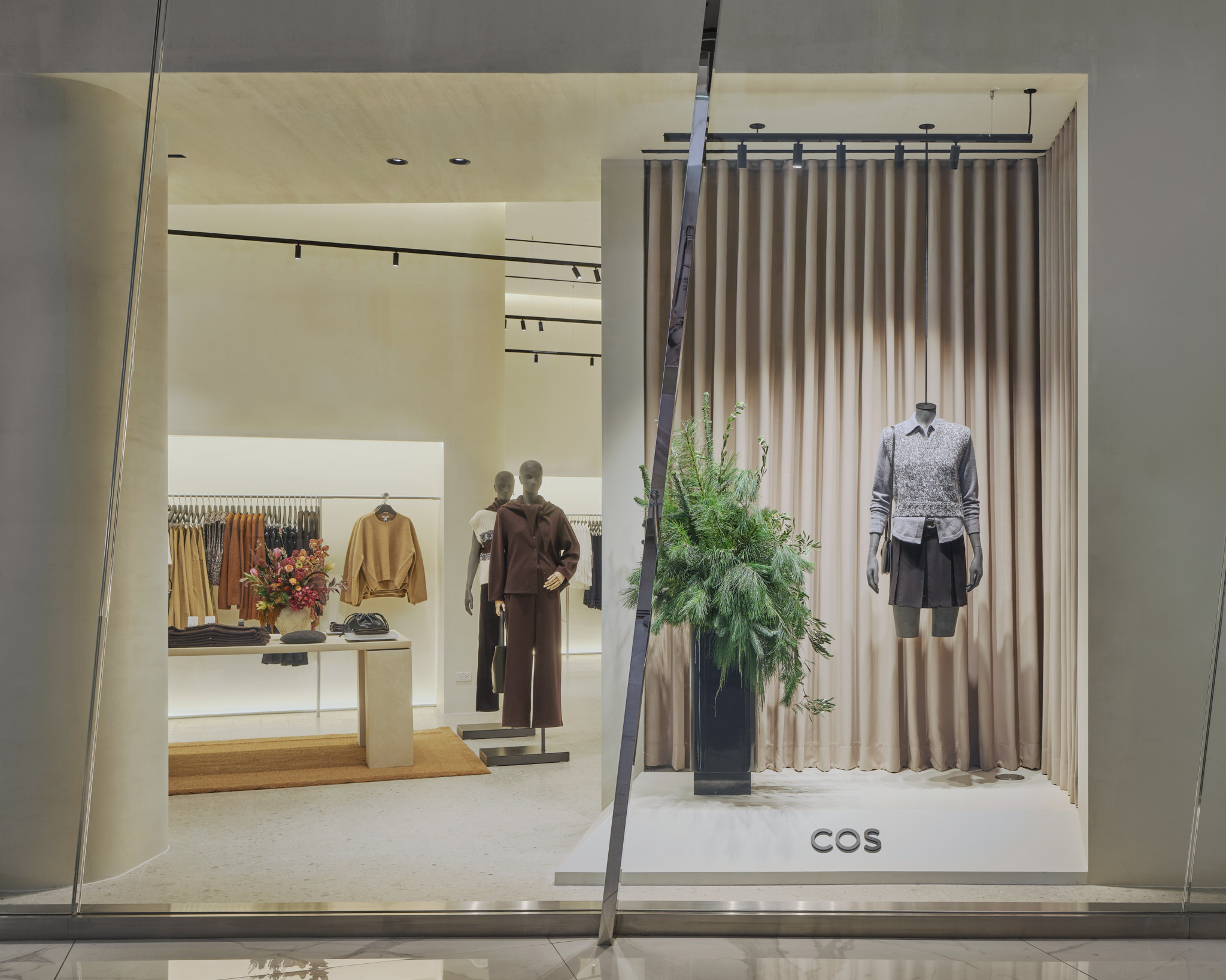 251030 COS store ICONSIAM 4