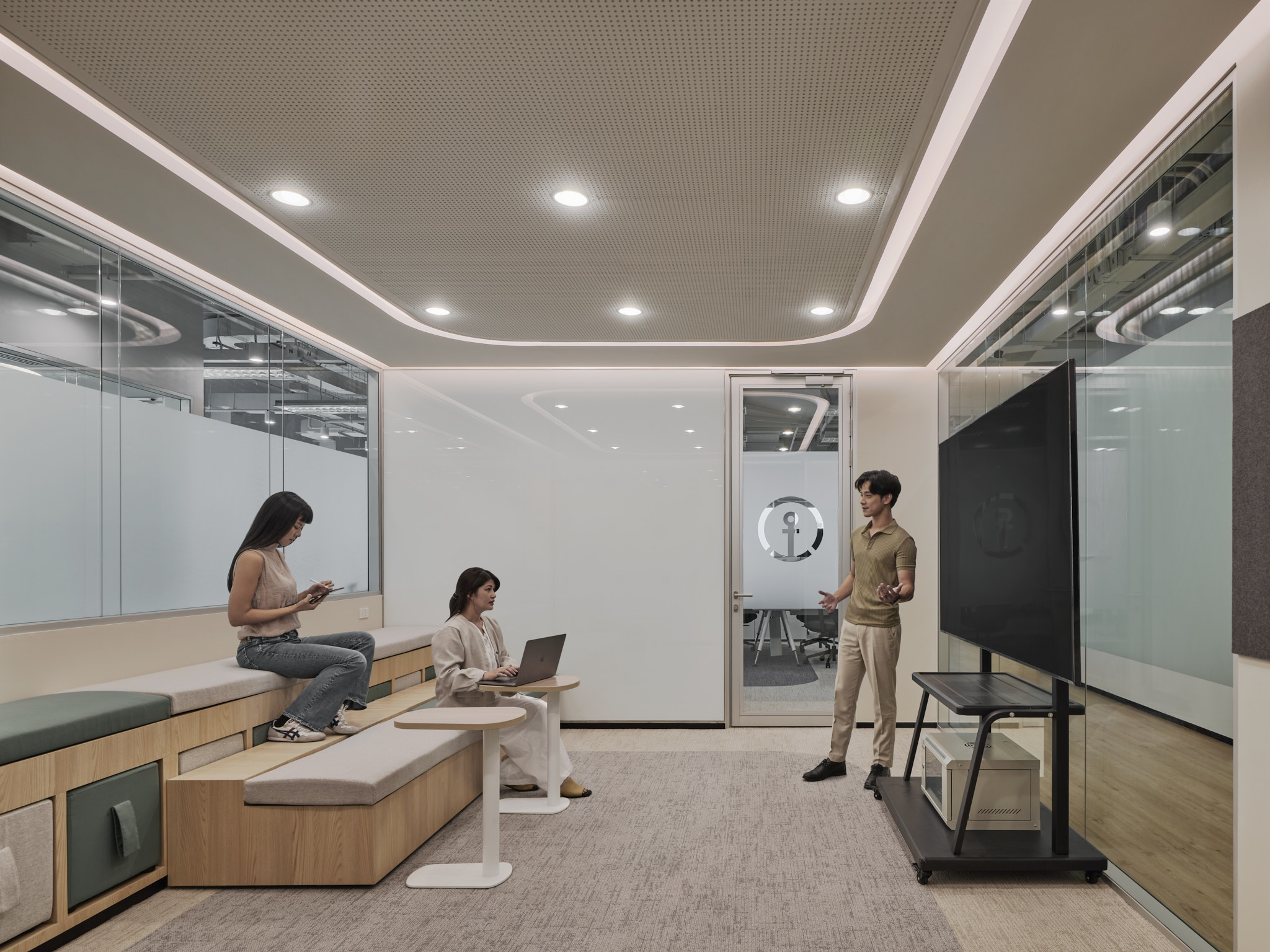 Space Matrix Design Consultants - KUEHNE + NAGEL workplace at Singha Complex 11C