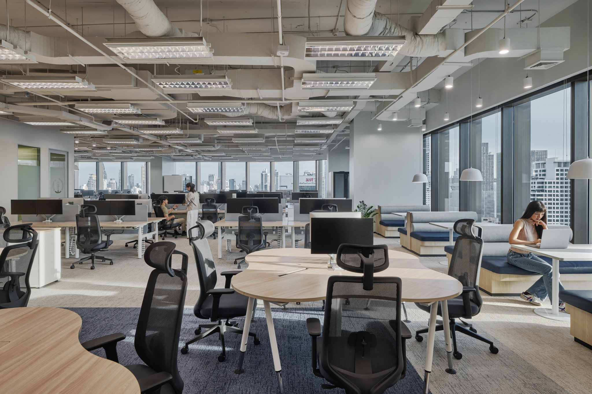 Space Matrix Design Consultants - KUEHNE + NAGEL workplace at Singha Complex 17B